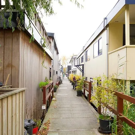 Authentic Dutch Houseboat In Zuid