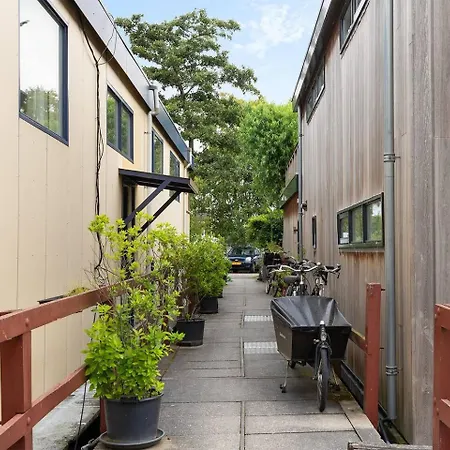 Authentic Dutch Houseboat In Zuid
