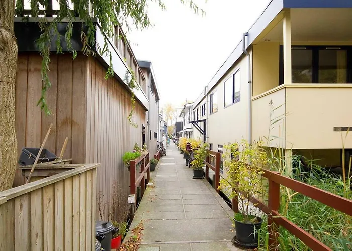 Authentic Dutch Houseboat In Zuid